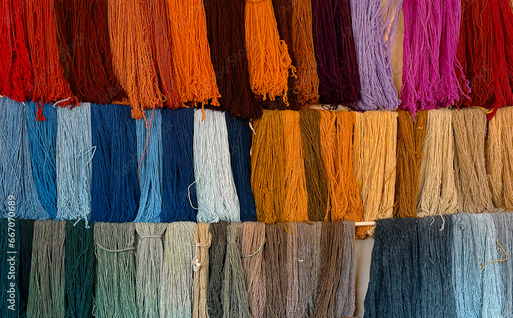 Hilos de lana naturales teñidos de colores distintos, para bordar y tejer. Oaxaca, México cultura Zapoteca - obrazy, fototapety, plakaty 
