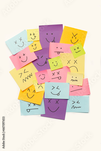 фотографія Post it de colores  con emoticonos sobre un fondo blanco aislado
