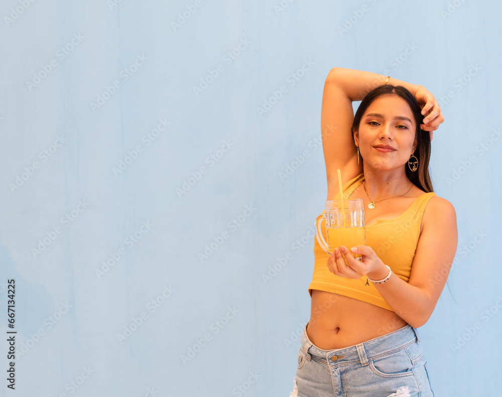 Bella y joven mujer sexy sosteniendo un jugo de naranja Bella y joven mujer sexy sosteniendo un jugo de naranja