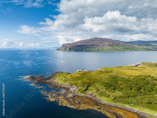 Luftbild vom Meeresarm Loch Scridain auf der Isle of Mull
