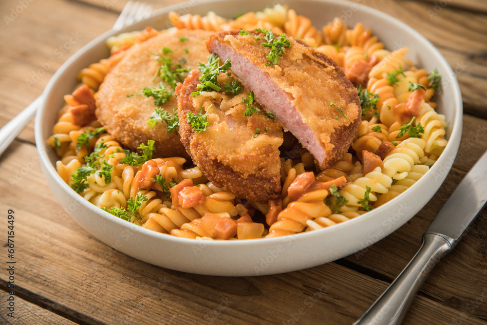 Jägerschnitzel nach DDR Rezept mit Jagdwurst paniert, Spirelli Fusilli ... Jägerschnitzel nach DDR Rezept mit Jagdwurst paniert, Spirelli Fusilli ...
