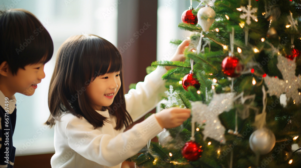 クリスマスと子供、クリスマスツリーの飾りつけをする日本人の女の子 クリスマスと子供、クリスマスツリーの飾りつけをする日本人の女の子