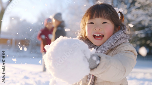冬と子ども、雪遊びする日本人の女の子
