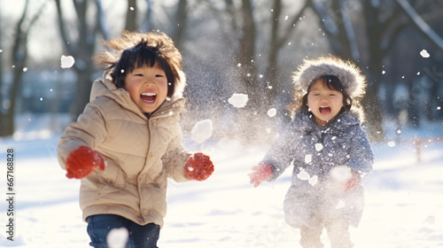 冬と子ども、雪遊びする日本人の女の子