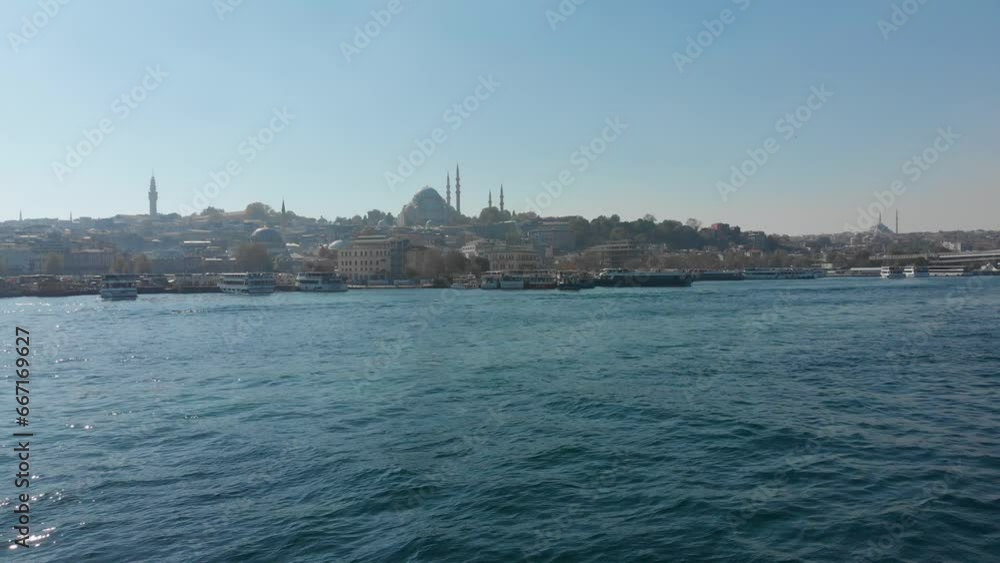 Istanbul Reise mit dem Schiff, Boot, Fähre auf dem Bosporus in der Türkei mit Ausblick auf Altstadt islamische Moschee, Minarett, Hafen, Basar Eminönü, Besiktas, Restaurants, Sehenswürdigkeiten 4k Istanbul Reise mit dem Schiff, Boot, Fähre auf dem Bosporus in der Türkei mit Ausblick auf Altstadt islamische Moschee, Minarett, Hafen, Basar Eminönü, Besiktas, Restaurants, Sehenswürdigkeiten 4k