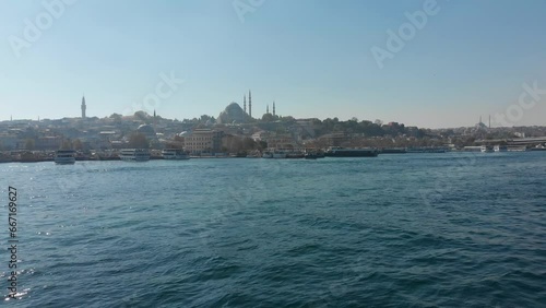 Istanbul Reise mit dem Schiff, Boot, Fähre auf dem Bosporus in der Türkei mit Ausblick auf Altstadt islamische Moschee, Minarett, Hafen, Basar Eminönü, Besiktas, Restaurants, Sehenswürdigkeiten 4k