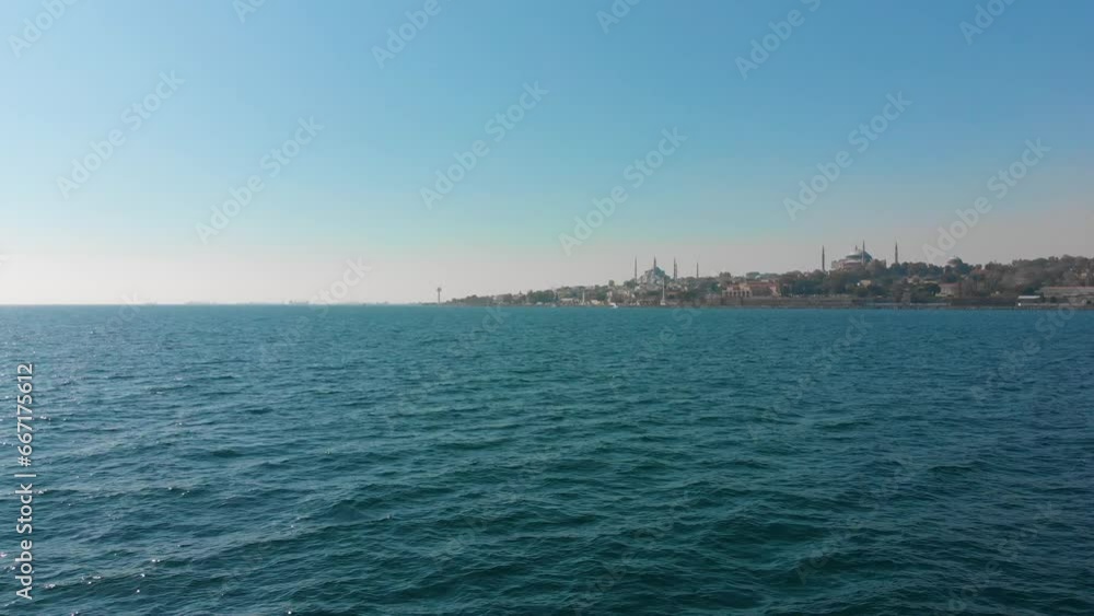 Istanbul Reise Tourismus mit dem Schiff, Boot, Fähre auf dem Bosporus in der Türkei mit Ausblick auf Altstadt, islamische Moscheen, Minarett, Hafen, Restaurants Hotels in 4k Istanbul Reise Tourismus mit dem Schiff, Boot, Fähre auf dem Bosporus in der Türkei mit Ausblick auf Altstadt, islamische Moscheen, Minarett, Hafen, Restaurants Hotels in 4k