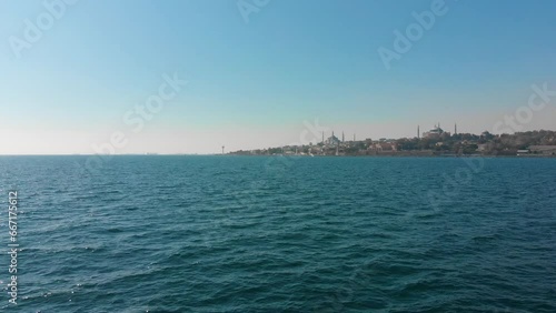Istanbul Reise Tourismus mit dem Schiff, Boot, Fähre auf dem Bosporus in der Türkei mit Ausblick auf Altstadt, islamische Moscheen, Minarett, Hafen, Restaurants Hotels in 4k