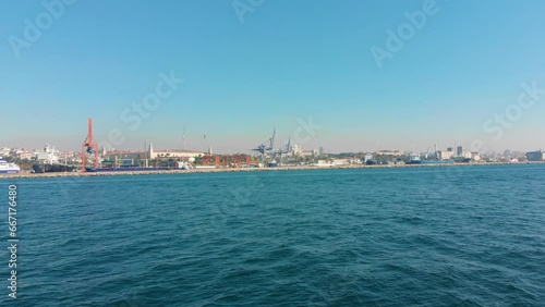 Container Industrie und Transport Hafen in Istanbul in der Türkei am Bosporus am Meer mit blühender Wirtschaft bei fallendem Lira Kurs an der Börse 4k