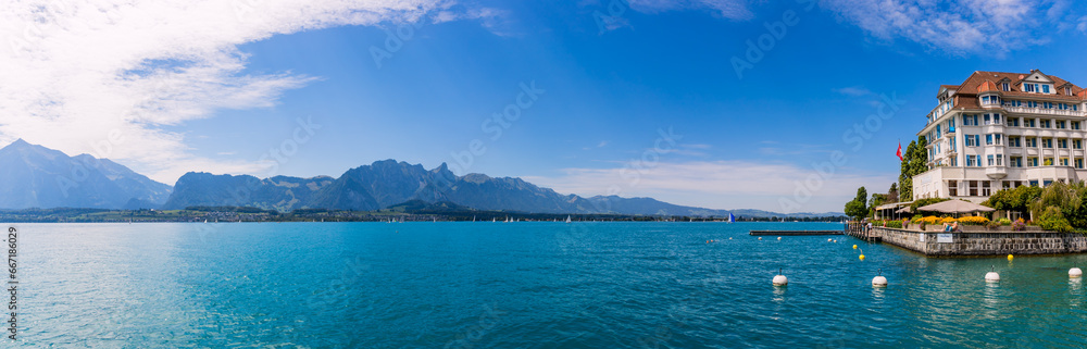 Panorama du Lac de Thoune en Suisse