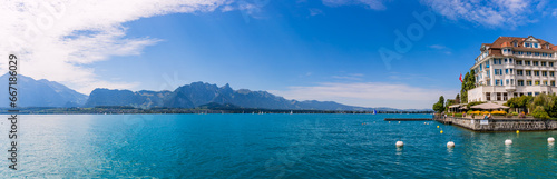 Panorama du Lac de Thoune en Suisse photo