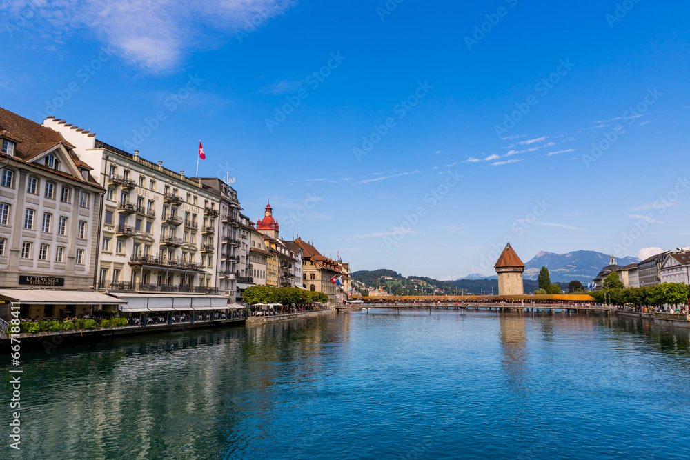 Fototapeta premium Pont couvert passant au dessus du Reuss dans la ville de Lucerne en Suisse