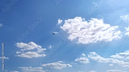 historisches Propellerflugzeug fliegt langsam am blauen Himmel bei prallem Sonnenschein, Propellermaschine
 photo