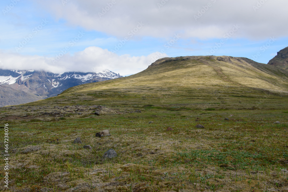 Wanderung im Nationalpark Skaftafell und Vatnajökull im südosten von Island mit seinen Flechten und Moosen, Hochebene und Felsen ein Wanderparadies.