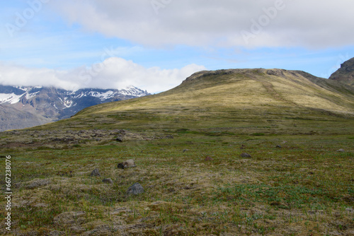 Wanderung im Nationalpark Skaftafell und Vatnajökull im südosten von Island mit seinen Flechten und Moosen, Hochebene und Felsen ein Wanderparadies.
