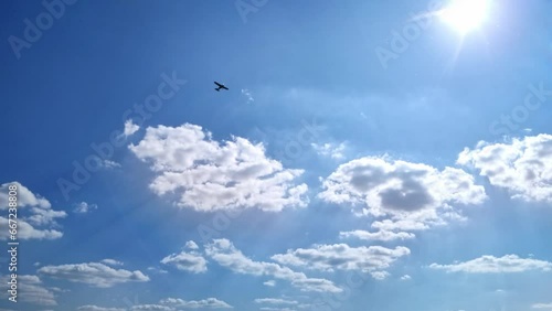 historisches Propellerflugzeug fliegt langsam am blauen Himmel bei prallem Sonnenschein, Propellermaschine
 photo