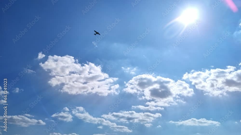 historisches Flugzeug fliegt langsam am blauen Himmel bei prallem Sonnenschein, Propellermaschine historisches Flugzeug fliegt langsam am blauen Himmel bei prallem Sonnenschein, Propellermaschine
