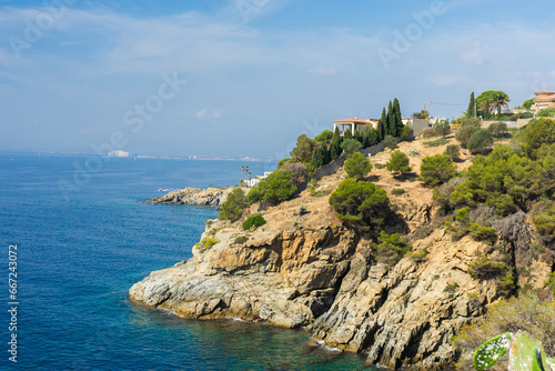 Schöner Blick über schroffe Felsen an der Küste