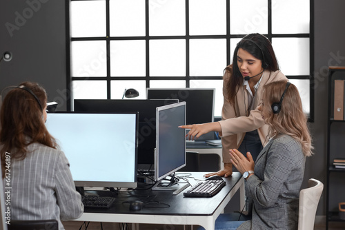 Female technical support ag...