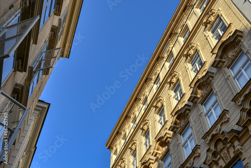 Wien, 1. Bezirk, Historisch, Herrenhäuser, Stadt, Zentrum, Altstadt, Haus, Herrenhaus, Mittelalter, Gasse, Hauptstadt, Stockwerk, Etage, Fenster, Fensterflügel, Fensterladen, Wand, Mauer, Fassade, eng © AVR SCR