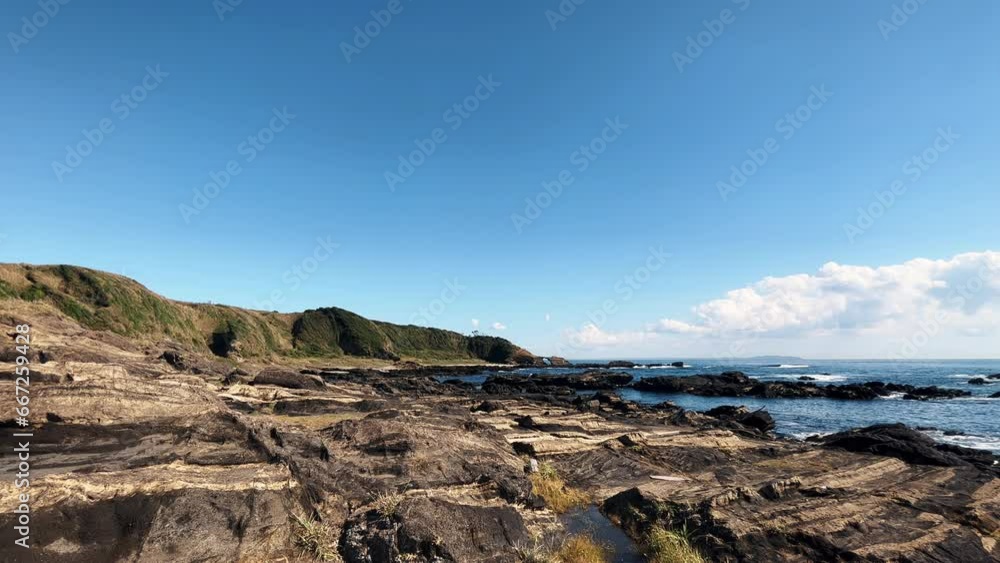 城ヶ島公園から望む太平洋　広がる岩場