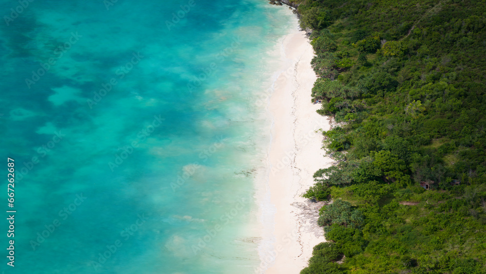 Awesome white sandy beach and turquoise ocean in zanzibar at sunny day, Tanzania - obrazy, fototapety, plakaty 