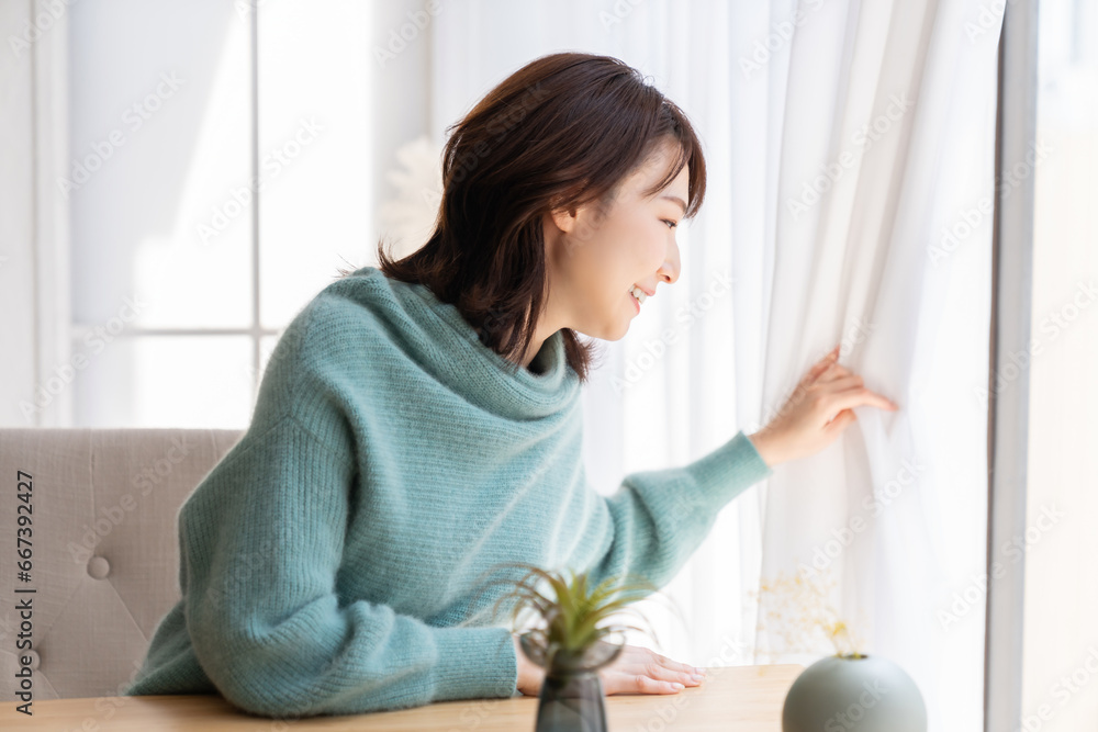 部屋でリラックスする若い女性 部屋でリラックスする若い女性