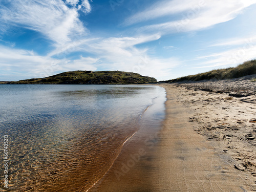 Strand am Meer in Norwegen, Skandinavien unter blauem Himmel mit weissen Wolken