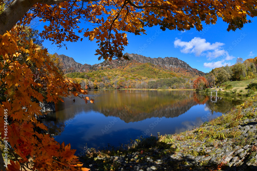 紅葉の戸隠連山と鏡池 紅葉の戸隠連山と鏡池