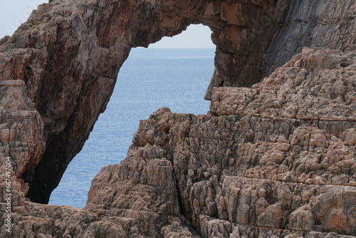 Blick durch ein Felsenfenster auf das Mittelmeer bei der Insel Zakynthos