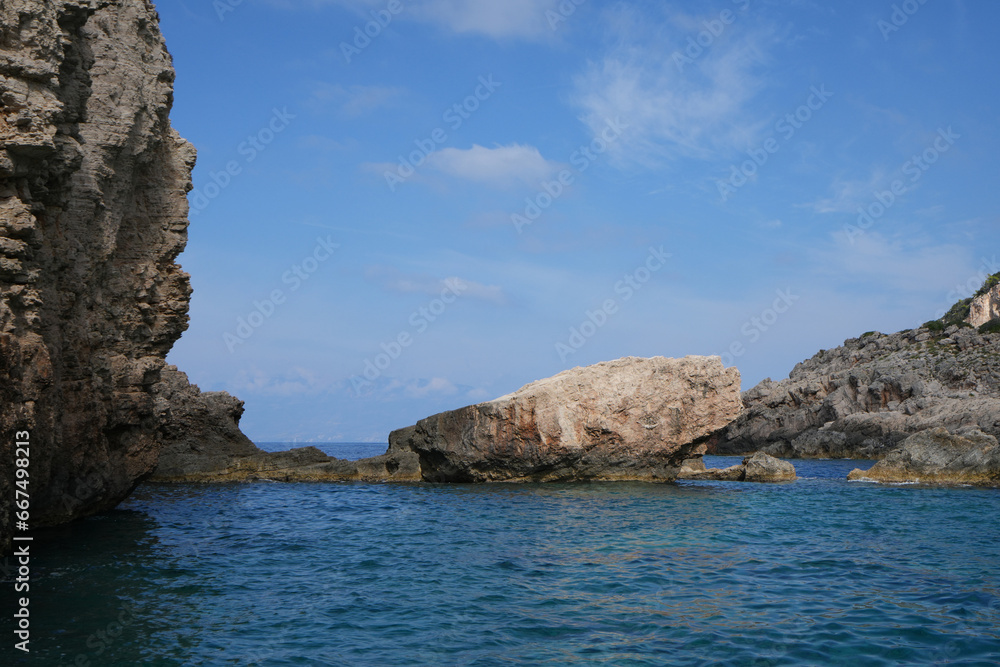 Felsformationen im tiefblauen Meer an der Küste von Zakynthos