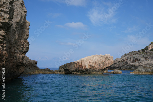 Felsformationen im tiefblauen Meer an der Küste von Zakynthos