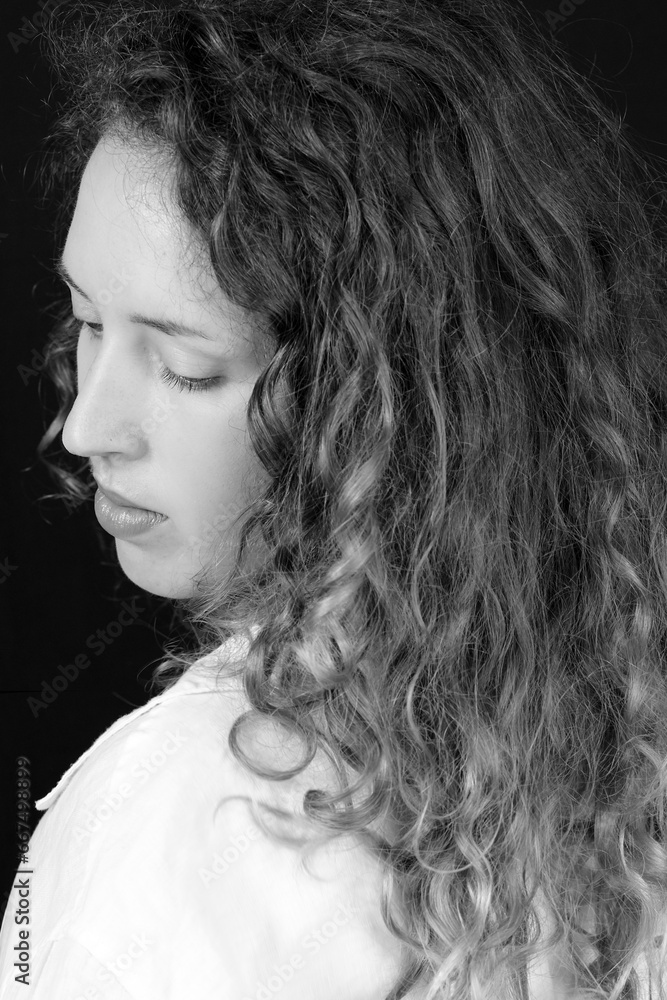Junge Frau blickt über die Schulter ihrer langen Haare Junge Frau blickt über die Schulter ihrer langen Haare