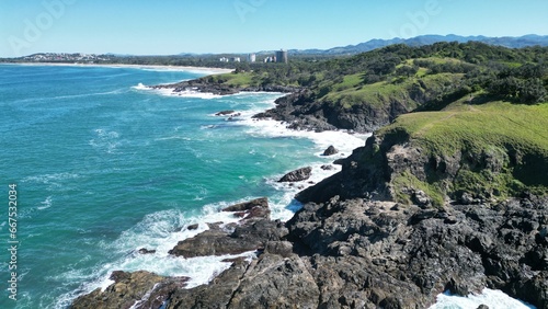 Coffs Harbourの綺麗な海と緑の多い険しい海岸	