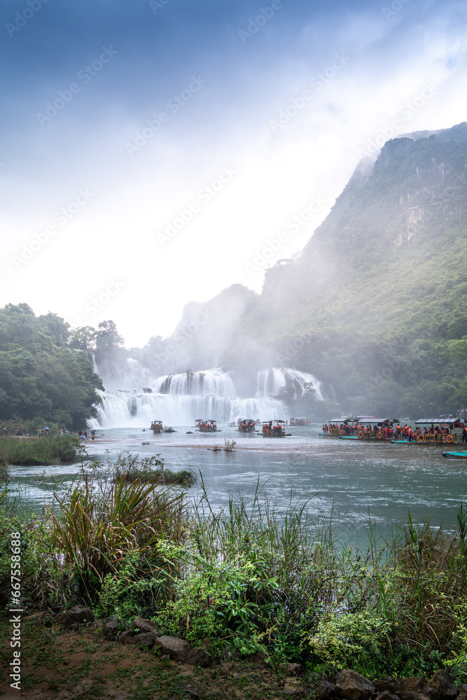 Fototapeta premium view of Detian or Ban Gioc waterfall, Cao Bang, Vietnam. Ban Gioc waterfall is one of the top 10 waterfalls in the world