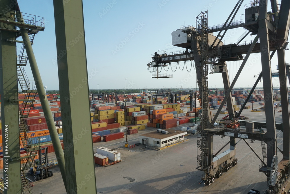 Foto De Houston USA 06 16 2023 Green Gantry Cranes Operated By foto-de-houston-usa-06-16-2023-green-gantry-cranes-operated-by