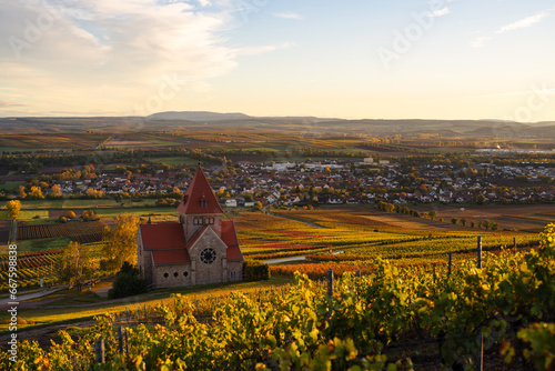 Obraz na płótnie Blick über die Kreuzkapelle am Wißberg über Gau-Bickelheim zum Donnersberg (Oktober 2023) w salonie