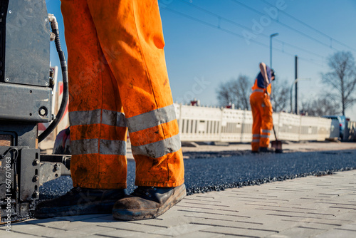 Straßenbauarbeiter bei der Arbeit in der Sonne