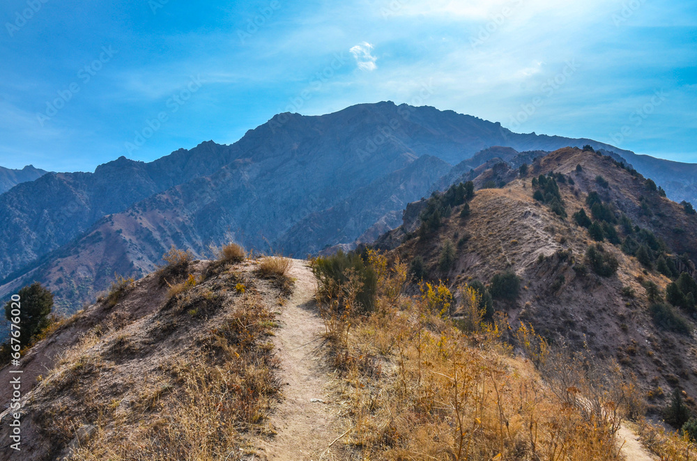 Obraz premium Greater Chimgan scenic view from Sandy Pass trail in Chatkal mountains (Bostanliq district, Tashkent region, Uzbekistan)