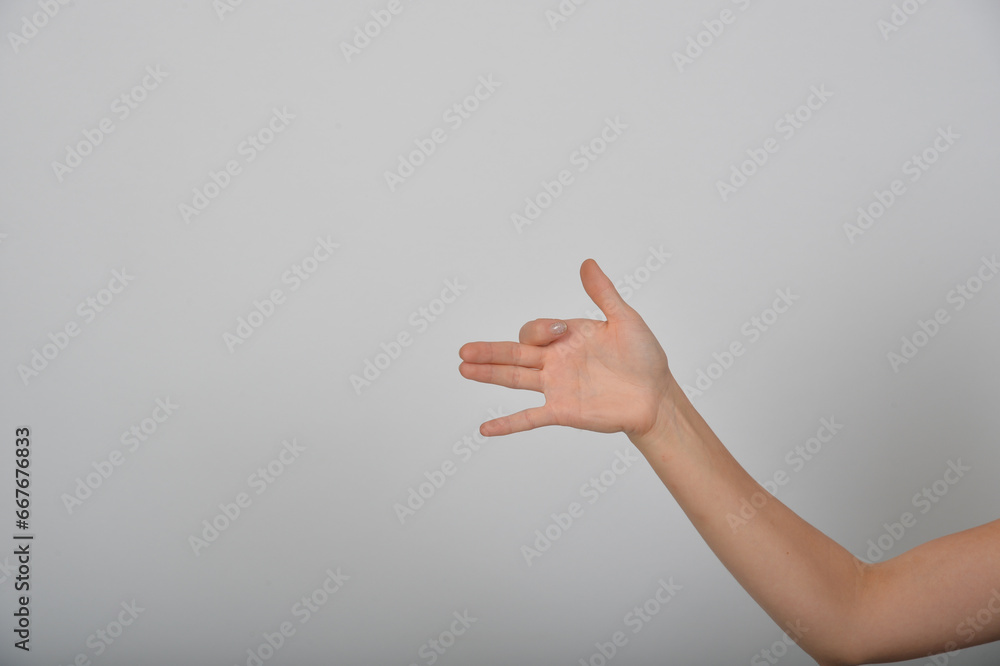 frau hand mann unerlannt zeigt mit der hand handzeichen zeigen zeichen ...