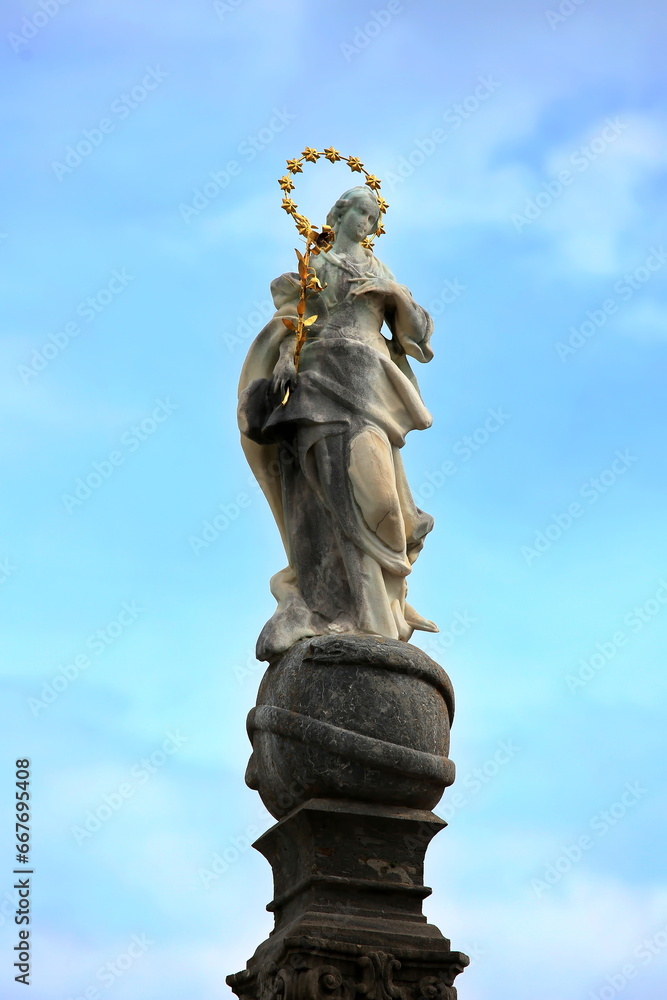 Fototapeta premium Mariensäule in der Altstadt von Immenstadt im Allgäu. Immenstadt im Allgäu, Oberallgäu, Schwaben, Bayern, Deutschland.