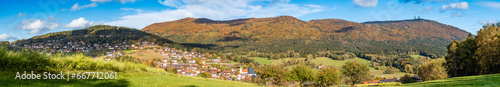 Rimbach, Deutschland: Herbstliches Panorama des Orts unter dem Hohenbogen