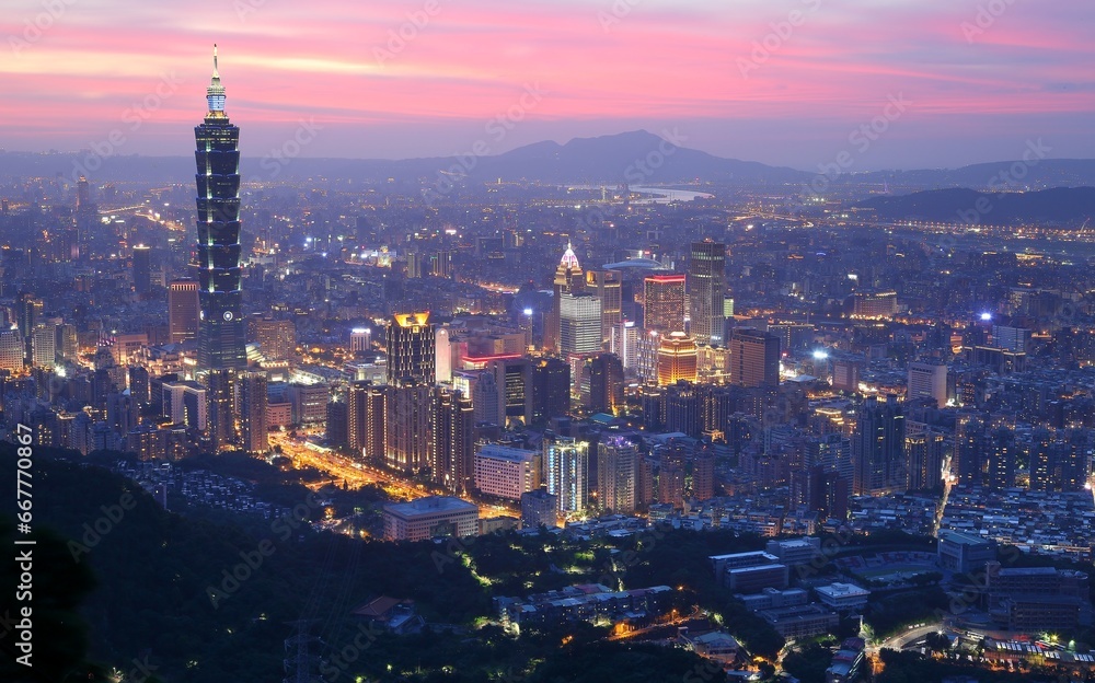 Obraz premium Panoramic aerial view of Downtown Taipei City at dusk, with Taipei 101 Tower in Xinyi Commercial District ~A romantic evening in Taipei, capital city of Taiwan, with dramatic rosy afterglow in the sky