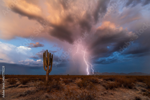 Foto Monsoon storm with lightning in the Sonoran Desert