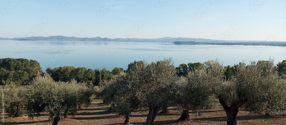 Naklejka premium Jezioro w Toskanii