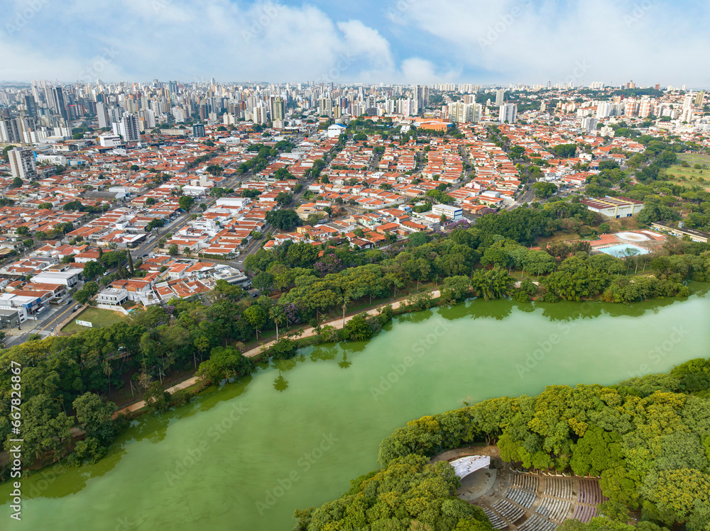 Vista aérea do parque Lagoa do Taquaral em Campinas, São Paulo. 2023,