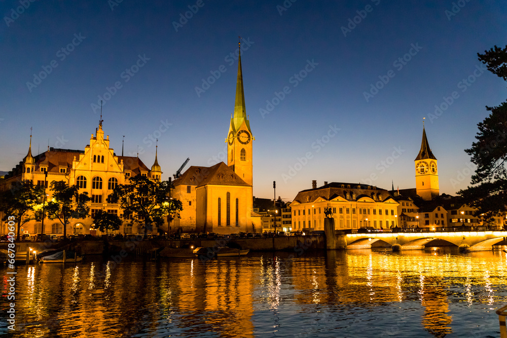 Fototapeta premium Le Limmat à Zurich en Suisse