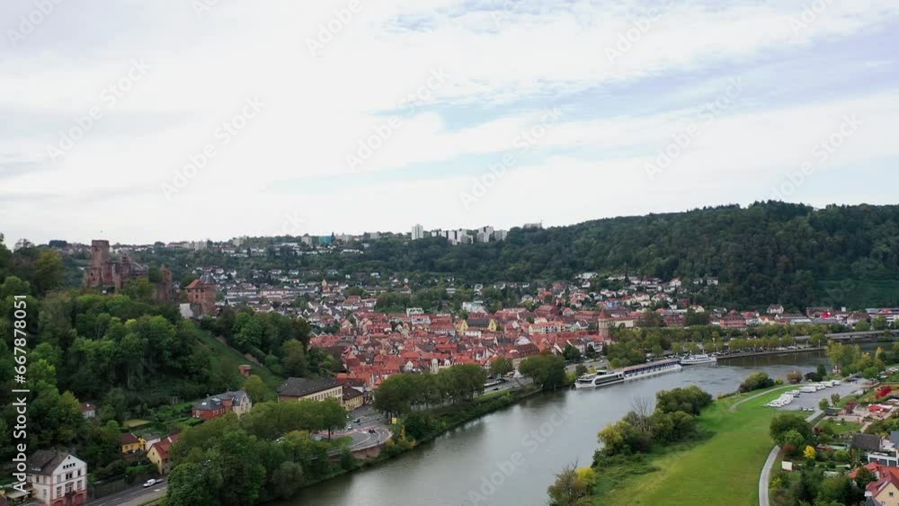 Drohnenvideo, Luftbild von Wertheim am Main mit Blick auf die Burg. Wertheim, Main-Tauber-Kreis, Stuttgart, Baden-Württemberg, Deutschland.