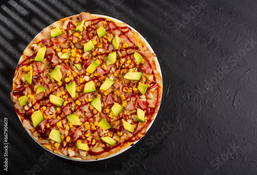 Charcoal chicken pizza with BBQ sauce - Bacon, corn, avocado and Neapolitan sauce