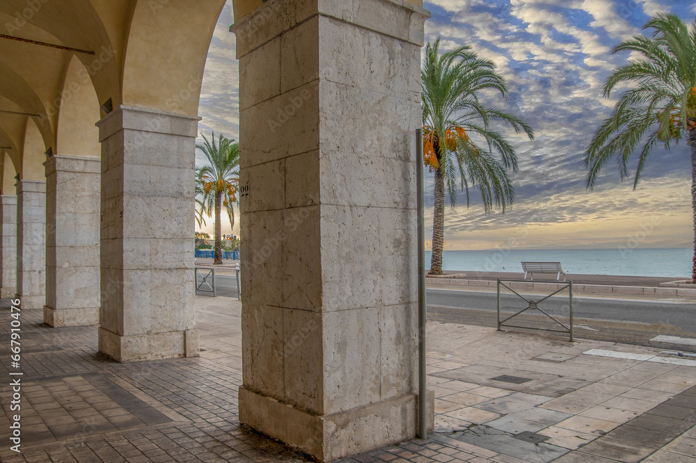 Obraz premium Lever de soleil sur la baie des anges et la promenade des anglais à Nice sur la Côte d'Azur dans le Sud de la France